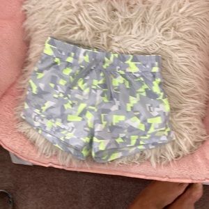 COPY - Under Armour girls shorts Square pattern